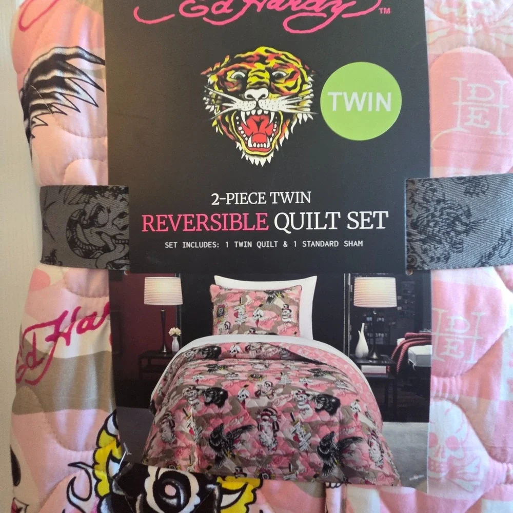 Ed Hardy Twin Quilt Set 2 Piece Pink Tattoo Reversible Skull Rose Bedding New